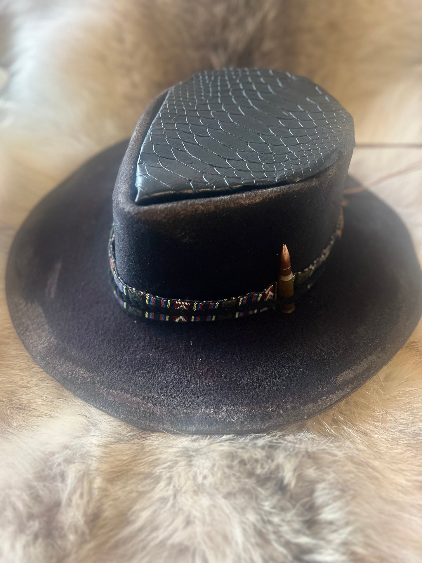 Men’s Distressed Black Hat, Bullet Band comes in leather  also. Has leather topper.